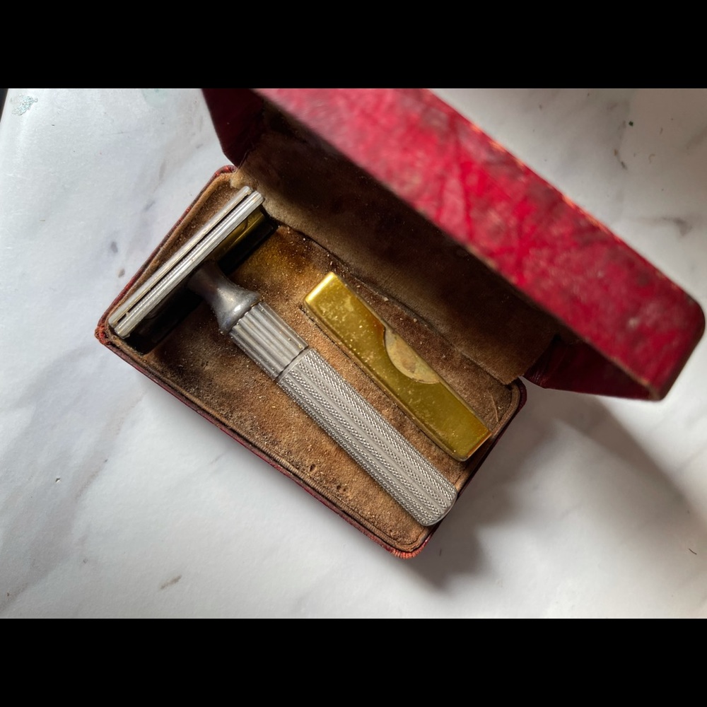 Vintage gellette razor